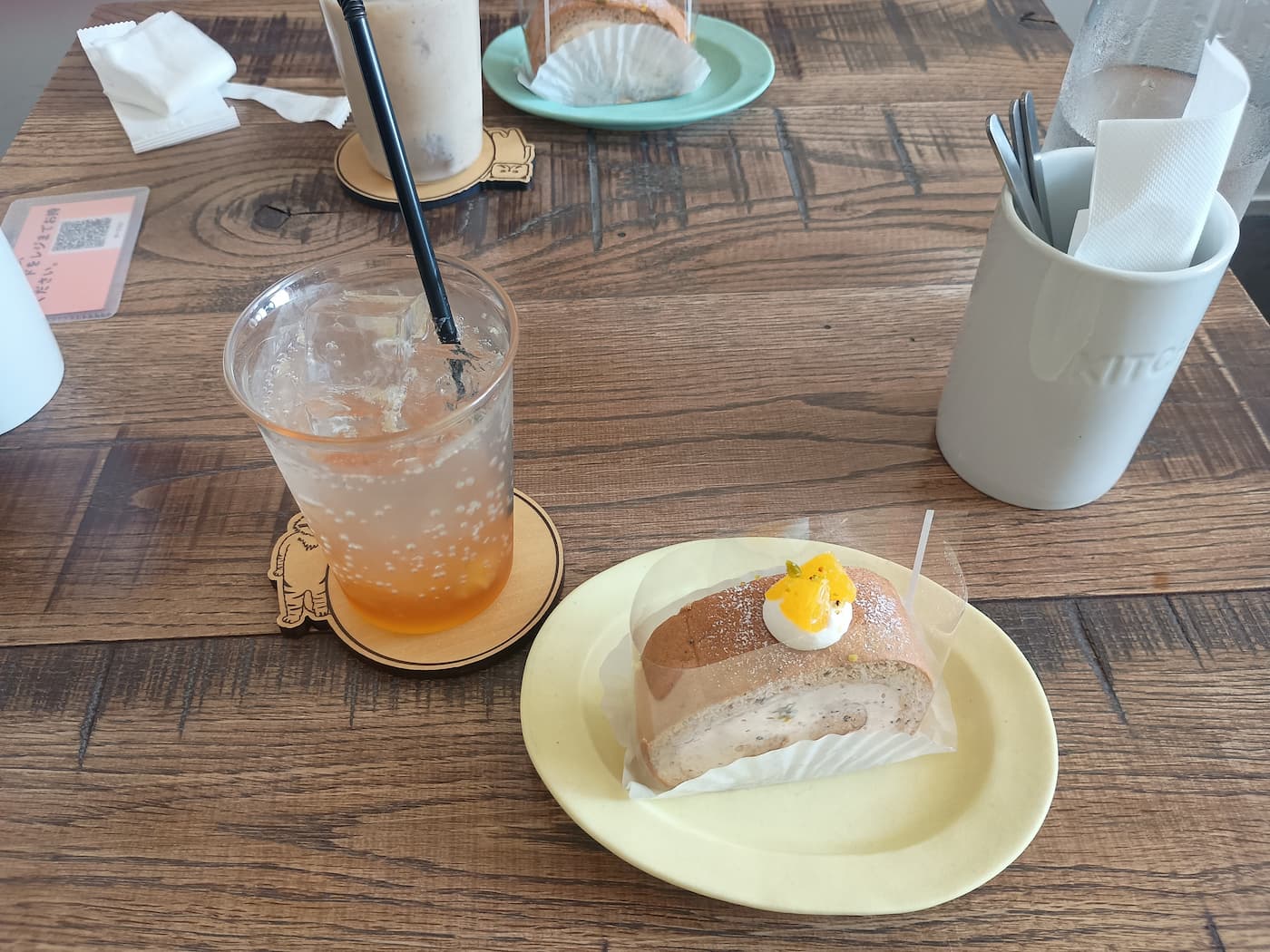 オレンジのロールケーキとレモネードサワー
