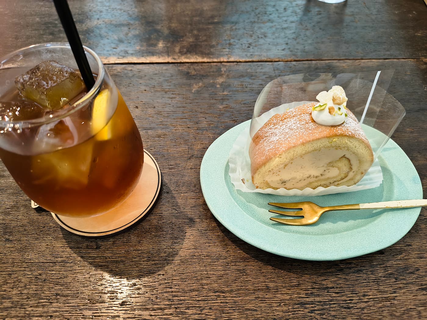 ロールケーキとアイスティー